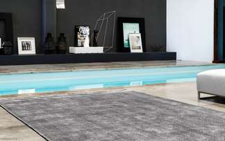 Moquette et tapis contemporains au bord d'un bassin