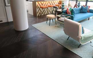 Parquet chêne posé en chevrons dans un séjour lumineux