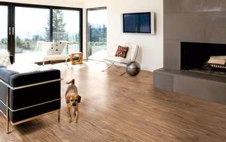 Revêtement PVC aspect bois dans une villa ouverte sur l'extérieur
