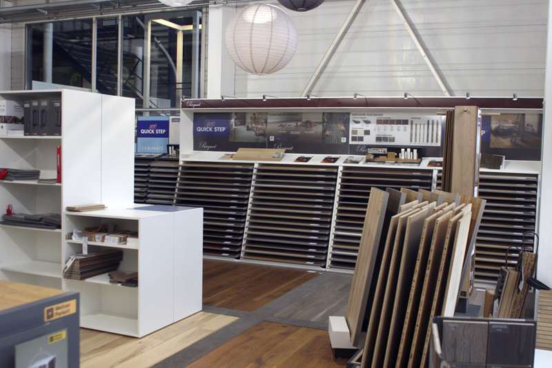 Exposition Multisols à Bulle : parquets, laminés et revêtements présentés en showroom