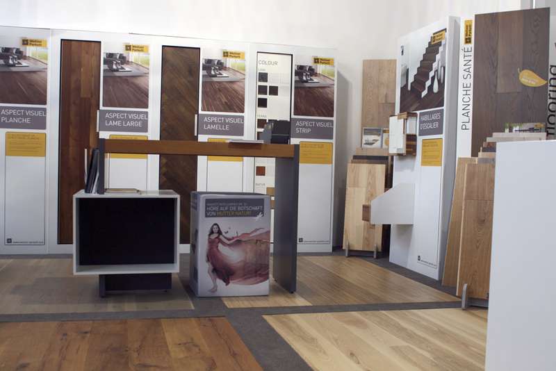 Mur d'échantillons de parquets dans l'exposition Multisols
