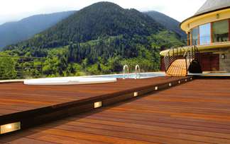 Terrasse en lames de bois face aux montagnes